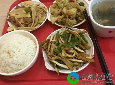 改掉暴饮暴食，食无定时的习惯，做到少吃多餐