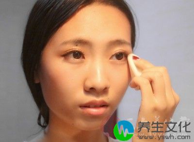 经过一天的补妆、看电脑