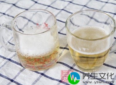 因为啤酒会让尿酸沉积，导致肾小管阻塞