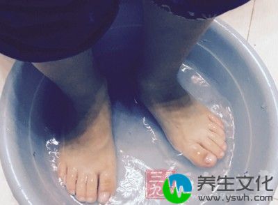 睡前用温热水泡脚