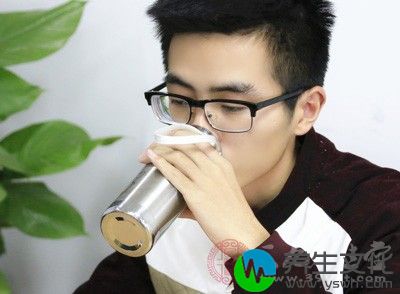 现在气候比较干燥，每日至少要比其他季节多喝水500毫升以上