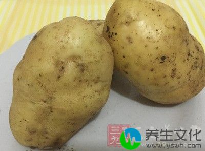 土豆里含有配糖生物碱，这种有毒物质几乎全部集中在土豆皮里