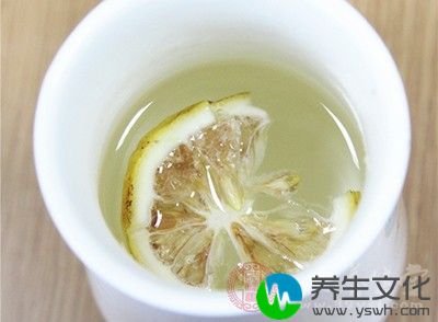 将柠檬汁、蜂蜜和1茶匙燕麦碎混匀