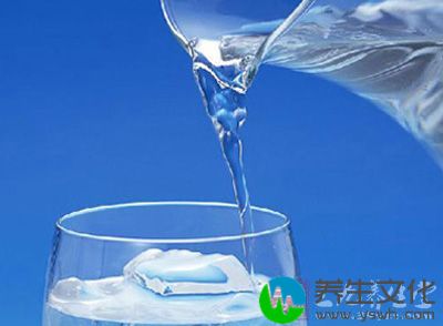 水是保护皮肤清洁、滋润、细嫩的特效而廉价的美容剂