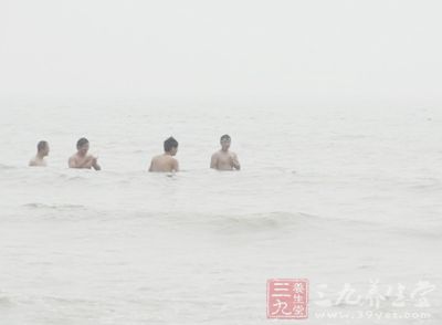 夏天游泳虽好 但这些事也应该记住