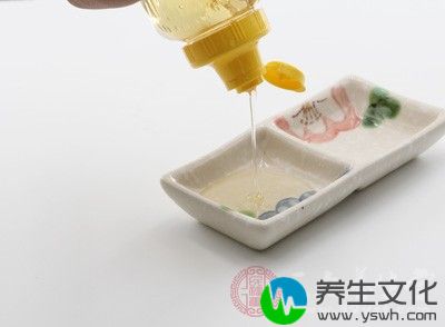 蜂蜜可以润肠通腑、化消去腐，对便秘导致的口臭很有效果