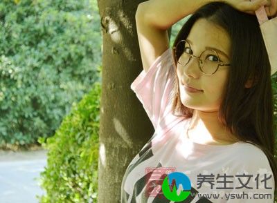 会撒娇的女人深得周围人的喜爱