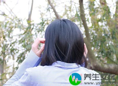 女人装假正经是在害怕