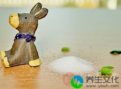 可以晚上洗完脸后用细盐在下巴处来回擦擦，再用清水冲掉