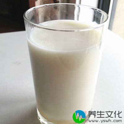 然后倒入牛奶混合物8分满