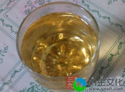 每天适量的饮用啤酒150-250克，其中大量的维生素B、蛋白质以及糖类，可以增强体质，改善鱼尾纹