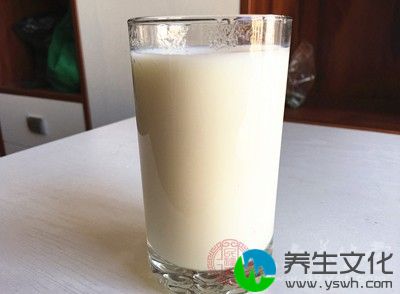 这时只需要喝一杯牛奶臭味即可消除