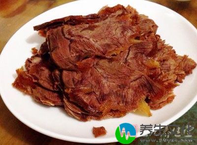 牛肉200克，金针菇200克，木耳少许，油，盐，料酒，葱姜，鸡精适量