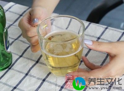 大量喝啤酒还会使胰腺分泌旺盛，十分容易导致急性胰腺炎