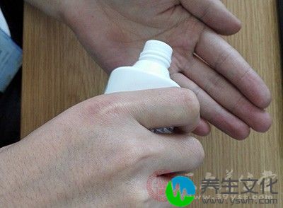 使用脱毛膏祛除唇毛其实和脱腋毛、腿毛原理是一样的