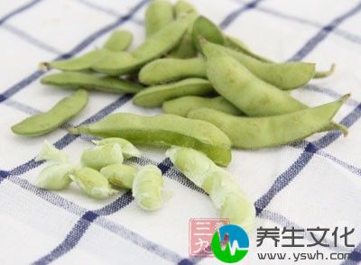 加入毛豆仁拌炒便可盖锅盖闷至所有食材熟透