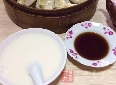 饮食禁忌 鲜奶喝出塑料粒