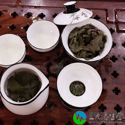 避免主食和饮茶的同时，控制酚类化合物