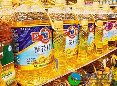 调入适量精盐、食用油