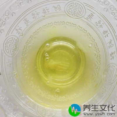 排骨1斤，玉米淀粉30克，盐，味精少许，花椒粉少许，酱油1大勺，蛋清1个