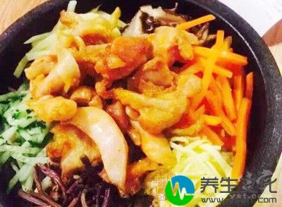 饮食中不能缺少碱性食物，如新鲜蔬菜(紫甘蓝、花椰菜、芹菜、油麦菜、萝卜缨、小白菜)和水果、菌藻类、奶类等可以中和体内的“疲劳素”--乳酸，以缓解疲劳