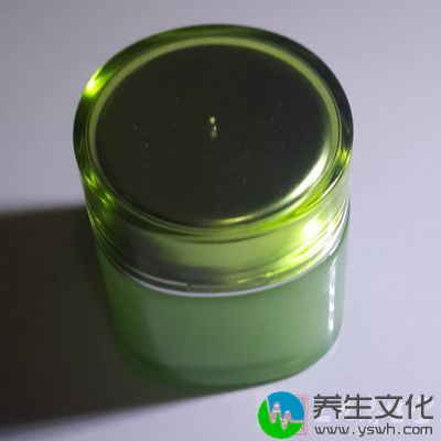 除美白护理的基础课以外，在晚间使用特润型的美白晚霜