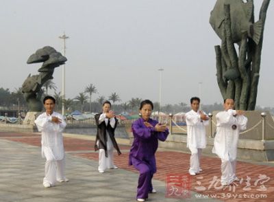 太极拳教程 每天做此运动让腰腿更利索