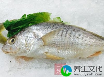 材料：鲫鱼一条、赤小豆30g、醋、姜、料酒、盐