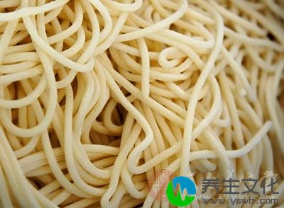 这时候就要多吃些易消化、能开胃的食物，比如薏米粥、面条