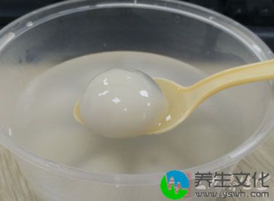 汤圆作为一种用糯米粉制成的圆形甜品