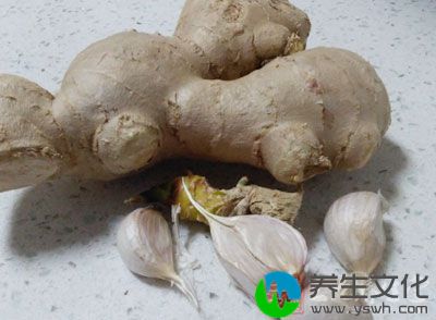 五花肉500克，食盐1茶匙，酱油1汤匙，冰糖20克，葱5克，姜5克