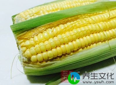 玉米涂上1层酱料 , 烤盘底部放1层铝箔纸,再摆上玉米进烤箱