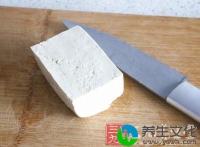 豆腐是我们日常生活中经常可以吃到的一种豆制品