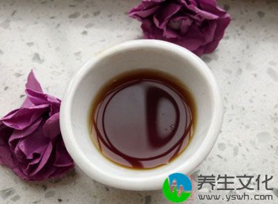 将新鲜黄杜鹃花捣烂，加水约150ml，煎15～20分钟