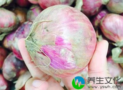 胡萝卜1根，新鲜金针菇150g，洋葱1个