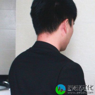 她们更喜欢从背后肆无忌惮的看男人