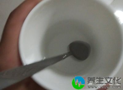 早上匆忙没时间吃早餐，等到口渴才喝水