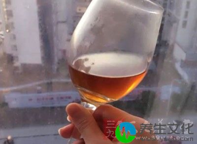 将上述药物用白酒1000ml浸泡，3周后过滤即得