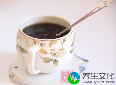 多饮水，水分能稀释尿液