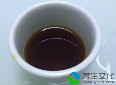 然后把药物装入瓷瓶中，倒入黄酒2250ml，箬壳封口