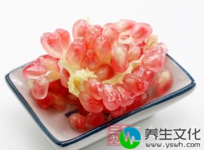 虾仁100g，石榴半个，鸡蛋清 1/3个