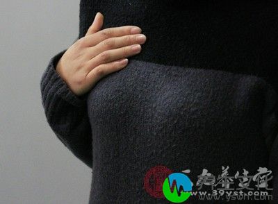 女性朋友可以用左手轻轻抚摸右侧乳房，右手抚摸左侧乳房