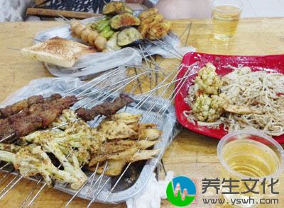 夏天的晚上吃烧烤、喝啤酒，那确实棒极了