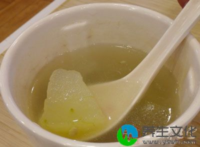 加清水适量煲汤，熟后加油、盐调味，喝汤食冬瓜