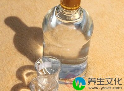 首先，酒精含有高热能，1克酒精可以产生7千卡的热量，是导致肥胖的重要饮食因素