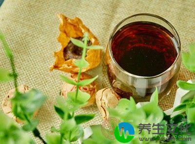 多喝低咖啡因的绿茶不仅能消除黑眼圈