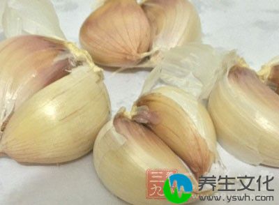 白饭1.5碗、蒜头2瓣、鲜虾8尾、葱末适量