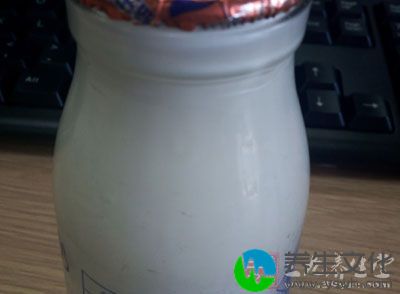 牛奶400ml，蛋黄1个，糖80g，香草豆荚1/2根，蛋3个