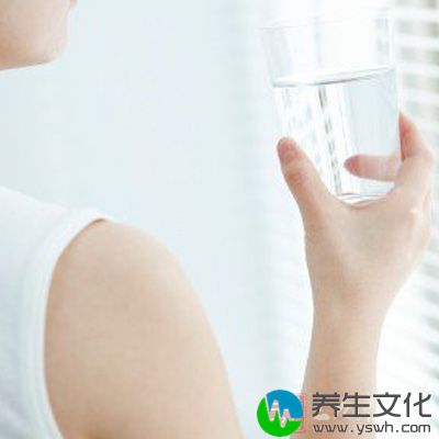 大量饮水：保持尿量〉200ml/日