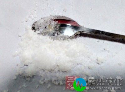 肝病患者多有食欲不振、体内热量不足的表现，所以要吃糖